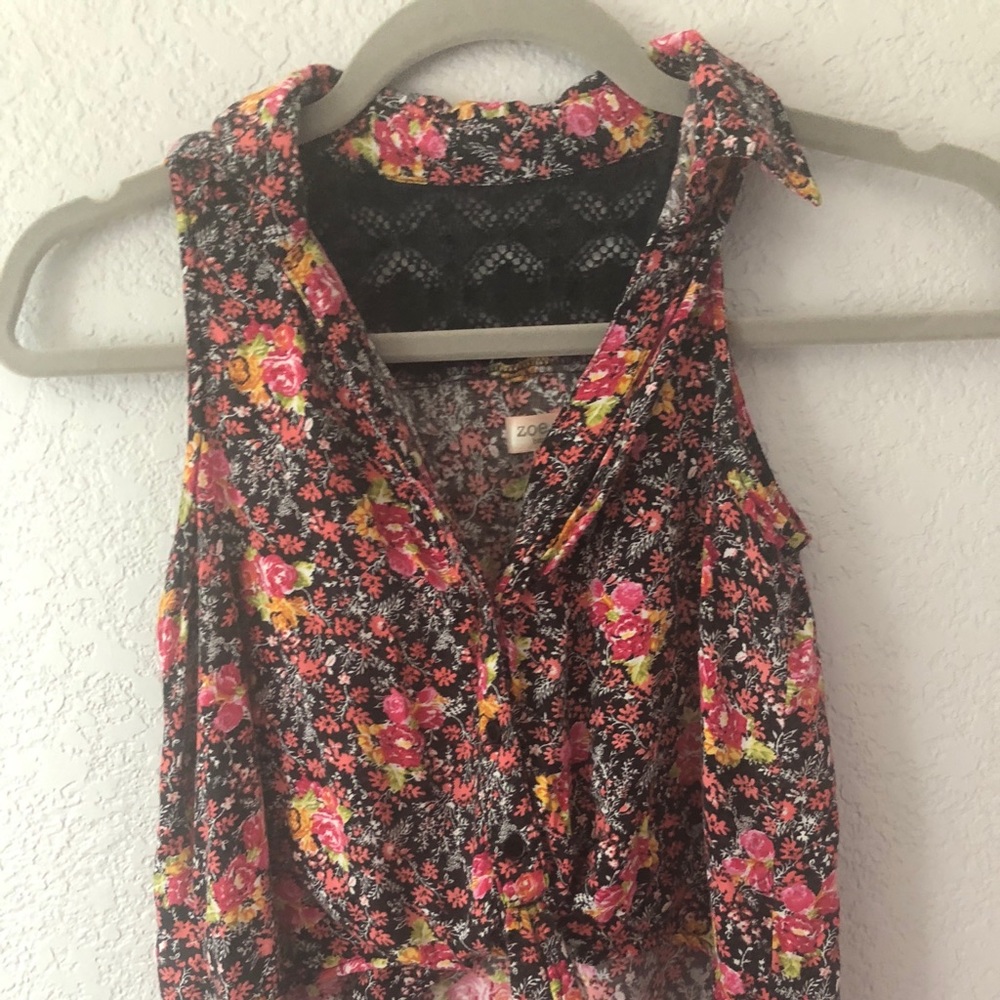 Floral front tie top w/buttons/design in back